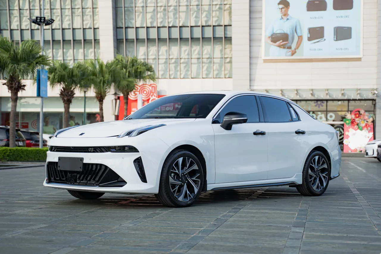 Lynk & Co 03