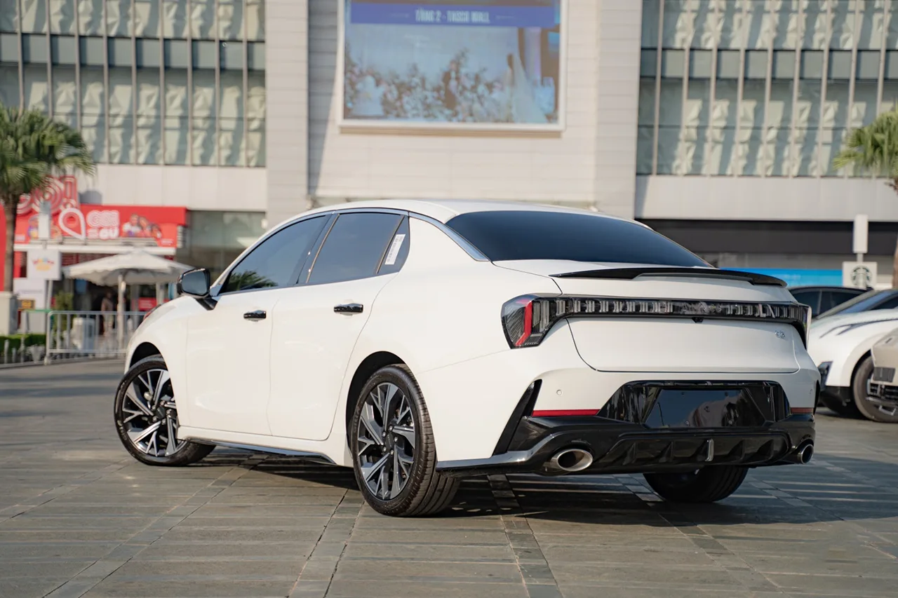 Lynk & Co 03