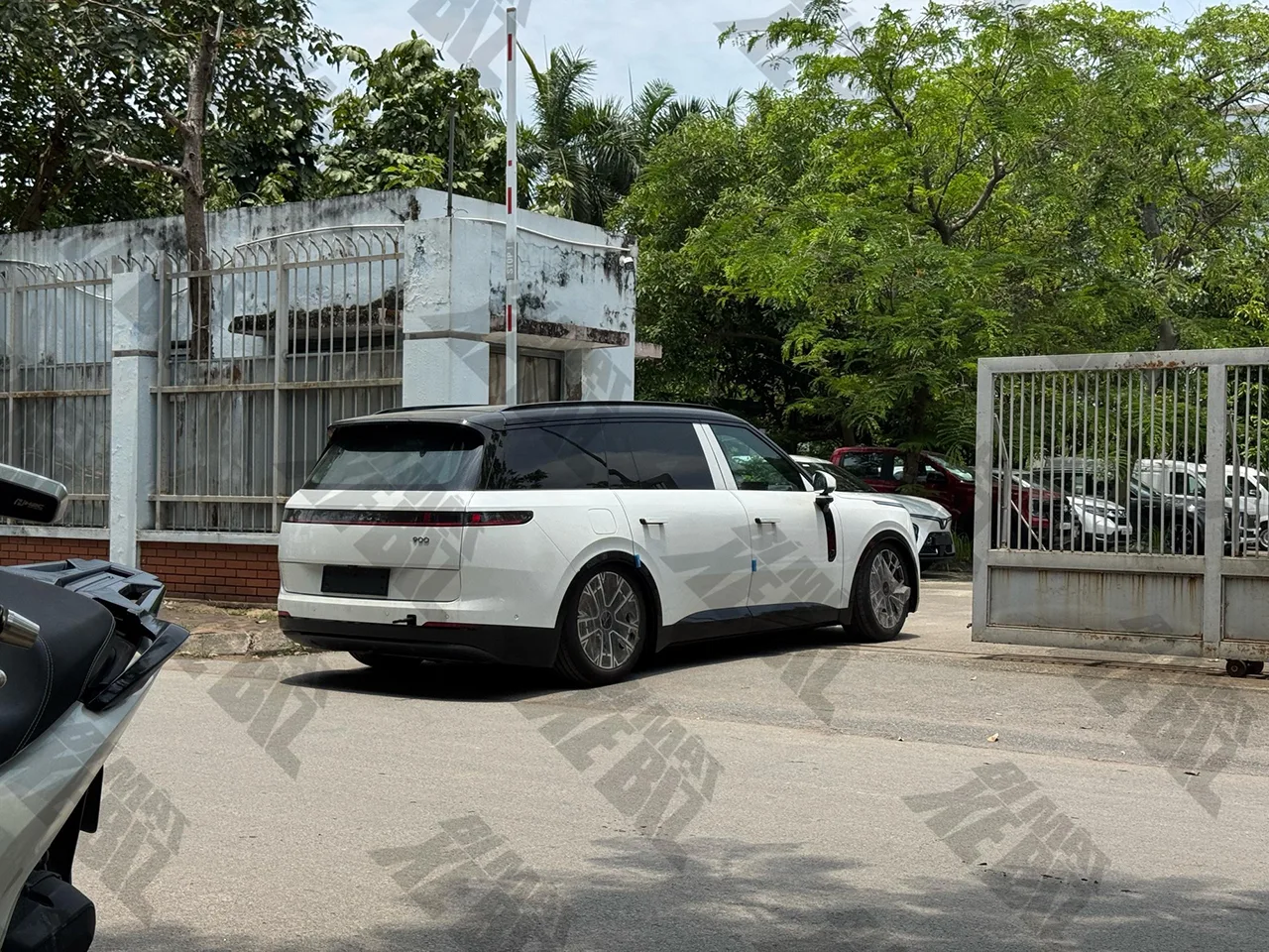Chiếc Lynk & Co 900 tại trung tâm kiểm tra khí thải ở Hà Nội